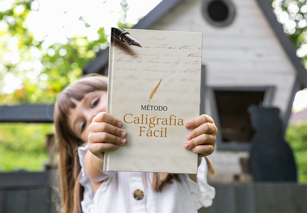 Criança segurando um livro de caligrafia